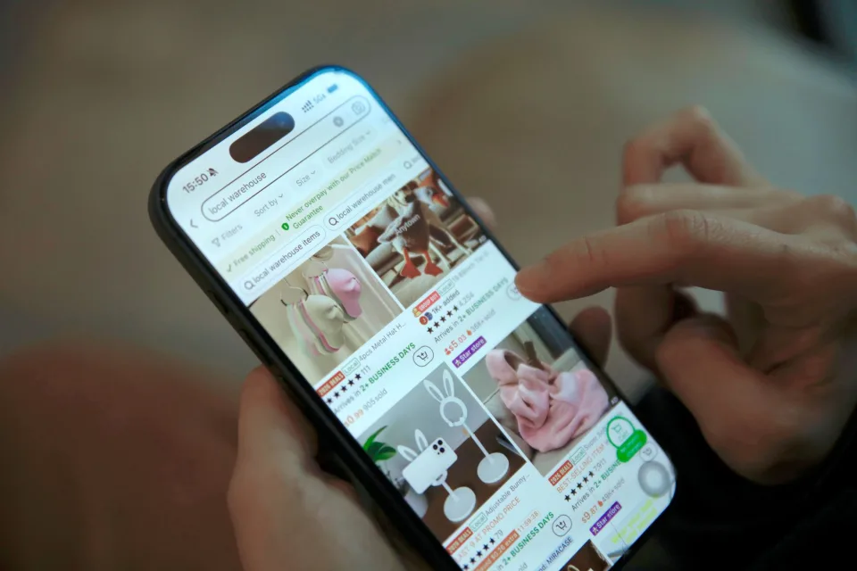 Khách chọn máy tại cửa hàng